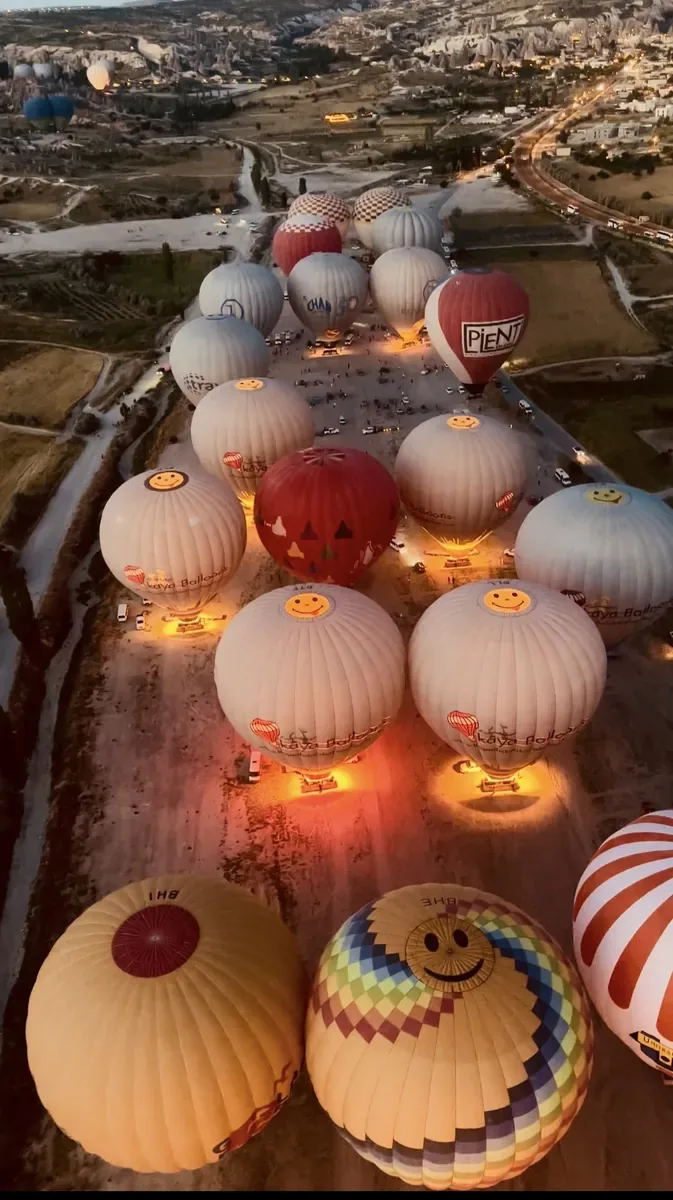 Despegue de globos aerostáticos antes del amanecer en Capadocia