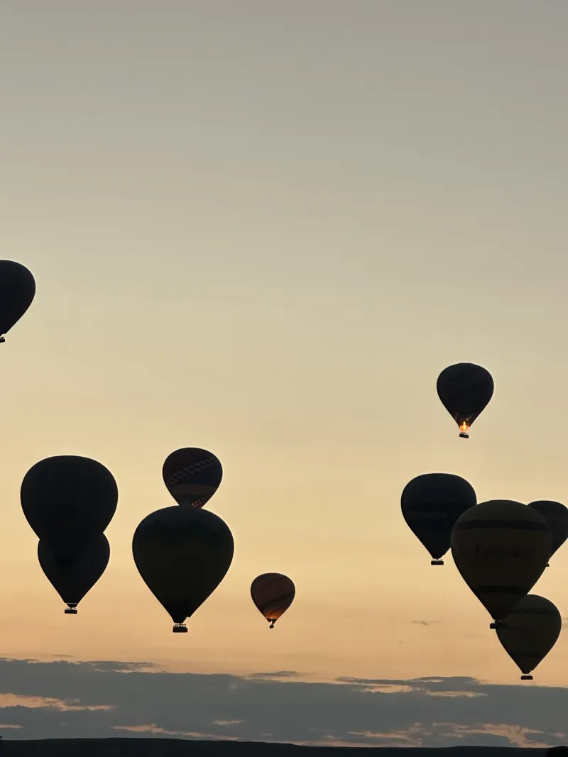Siluetas de globos aerostáticos sobre Capadocia al anochecer