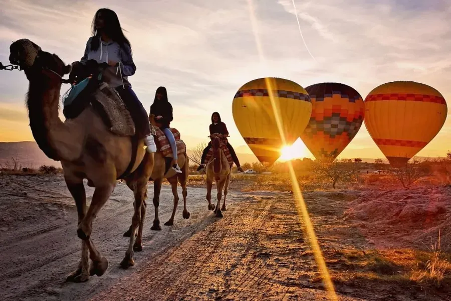 Paseo en Camello al Atardecer en Capadocia